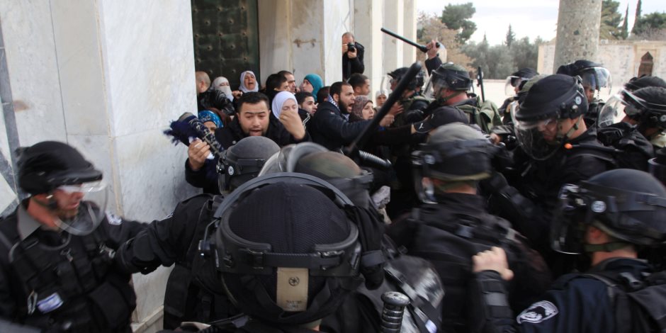 شرطة الاحتلال تقتحم الأقصى وتعتدي بالضرب على حراس المسجد