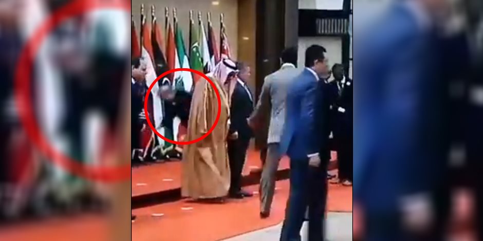 سقوط الرئيس اللبناني أرضا أثناء التقاط صورة تذكارية لقادة القمة العربية (فيديو)