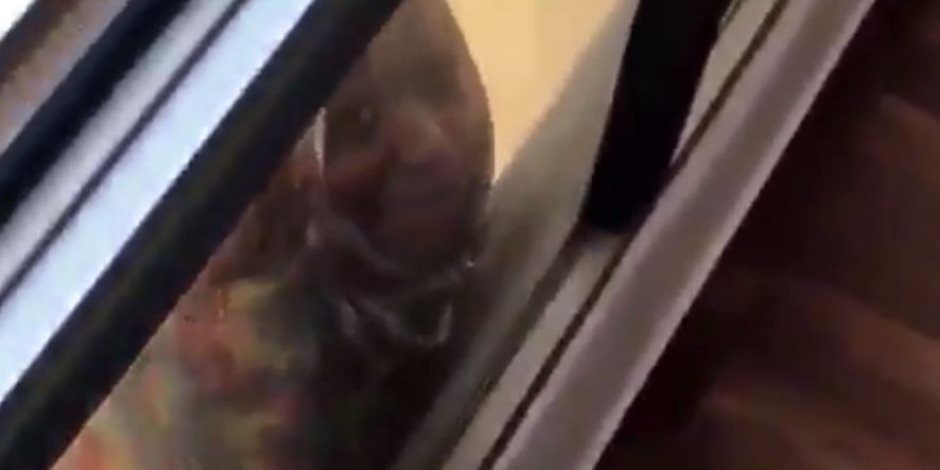 خادمة تستنجد قبل سقوطها من النافذة وربة البيت تكتفي بتصويرها (فيديو)