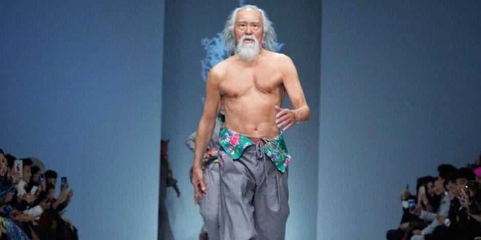 رجل ثمانينى يشارك بعروض أزياء الموضة بالصين.. يعتمد على البروتين ويتدرب يوميا