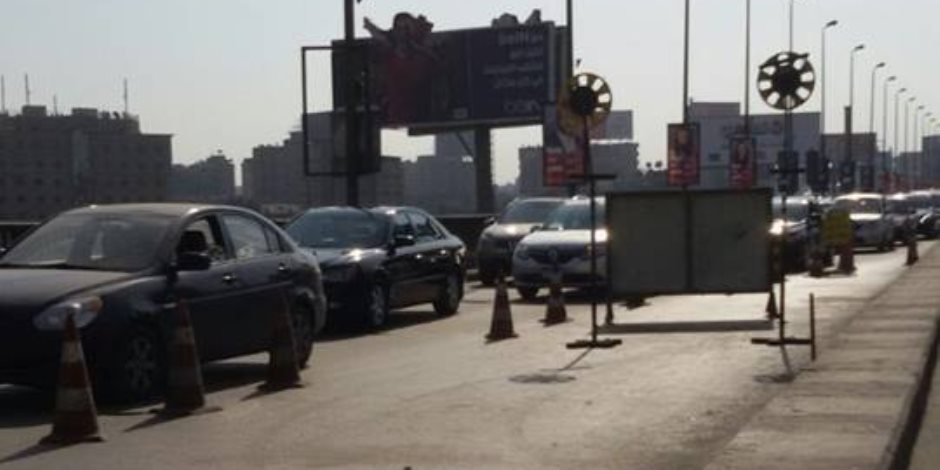 توقف حركة المرور بسبب أتوبيس معطل أعلى كوبري أكتوبر اتجاه القاهرة  