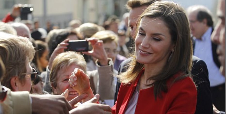 بنت ناس وأصول.. ملكة اسبانيا تتبرع بمعطفها لأحد الجمعيات الخيرية