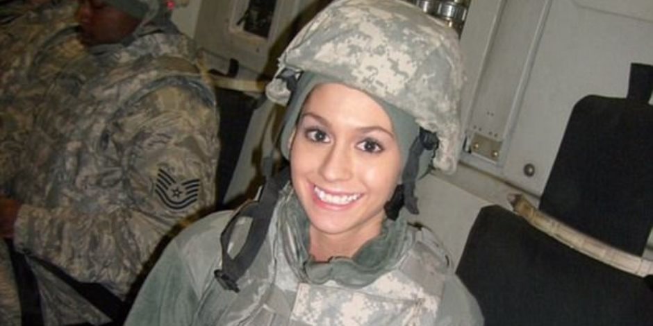 «بلا وجع قلب».. فتاة تترك انجازاتها في الجيش الأمريكي لتصبح عارضة أزياء
