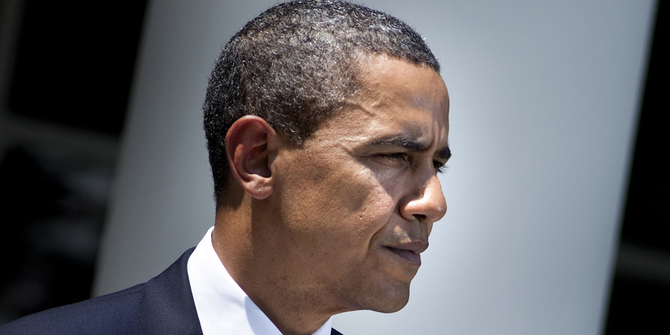 أوباما يظهر في أحد معارض الكتب.. ومواطن أمريكي: «اشتريت إيه؟» (فيديو)