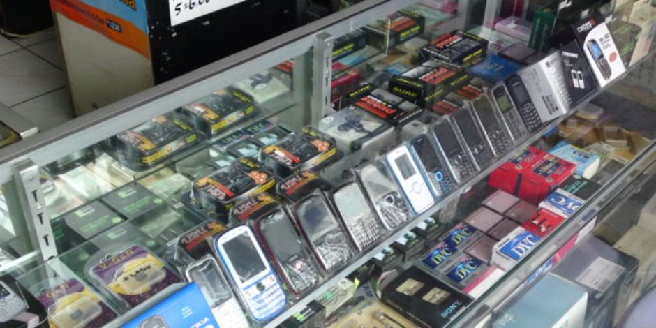 ضبط صاحب محل هواتف لبيع أجهزة المحمول المقلدة في «شارع عبد العزيز»