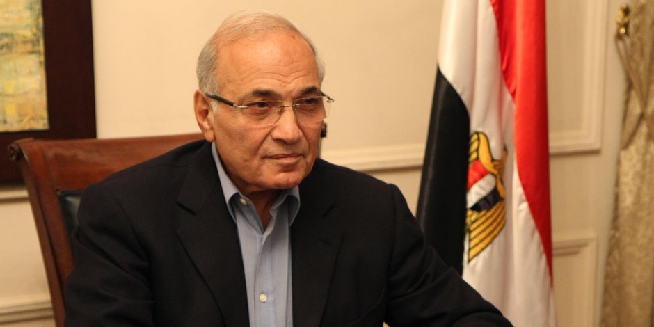 بلاغ للنائب العام ضد أحمد شفيق بتهمة التعاون مع "الإرهابية والجزيرة"