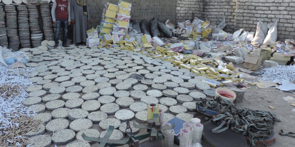 ضبط ٢٢ طن ألعاب نارية قادمة من الصين داخل شحنة «غراء» في الإسكندرية