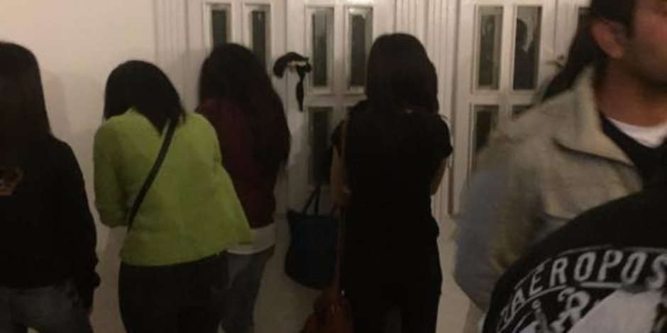 ضبطت شبابا يتعاطون مخدرات.. القصة الكاملة لاقتحام أجهزة الأمن لـ«فيلا الإسكندرية» (فيديو) ضبطت شبابا يتعاطون مخدرات.. القصة الكاملة لاقتحام أجهزة الأمن لـ«فيلا الإسكندرية» (فيديو)