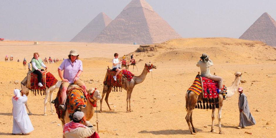 6800 زائر مصري وأجنبي في ثالث أيام عيد الأضحى بالأهرامات