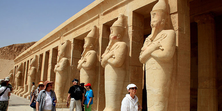 هنا الأقصر.. سياح يحتفلون بشم النسيم ويعلنون «مصر آمنة»