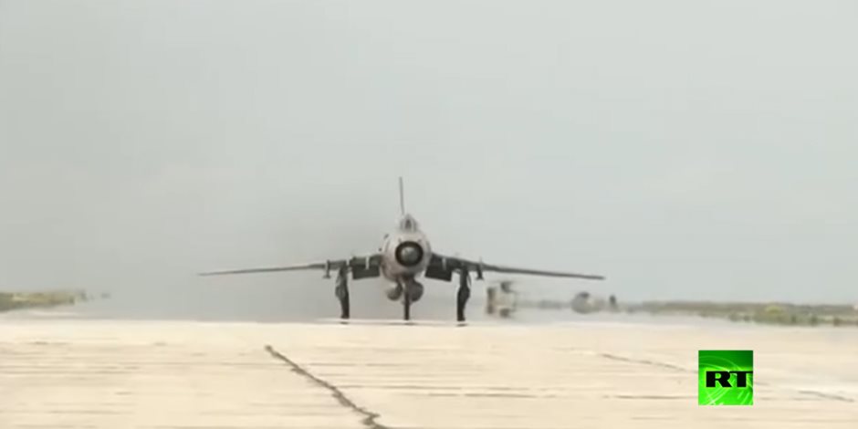 شاهد.. المقاتلات السورية تقلع من مطار «الشعيرات» بعد القصف الأمريكي (فيديو)