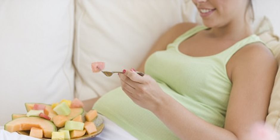 حافظي على سلامة جهازك الهضمي أثناء فترة الحمل بتناول الأطعمة الغنية بالألياف وشرب الماء 