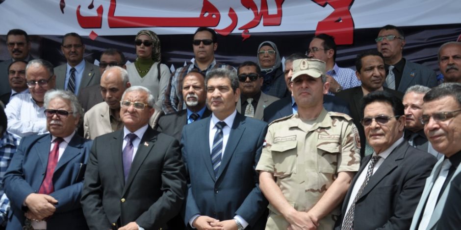 رئيس جامعة المنيا يقود وقفة تضامنية للتنديد بتفجيرات طنطا والإسكندرية