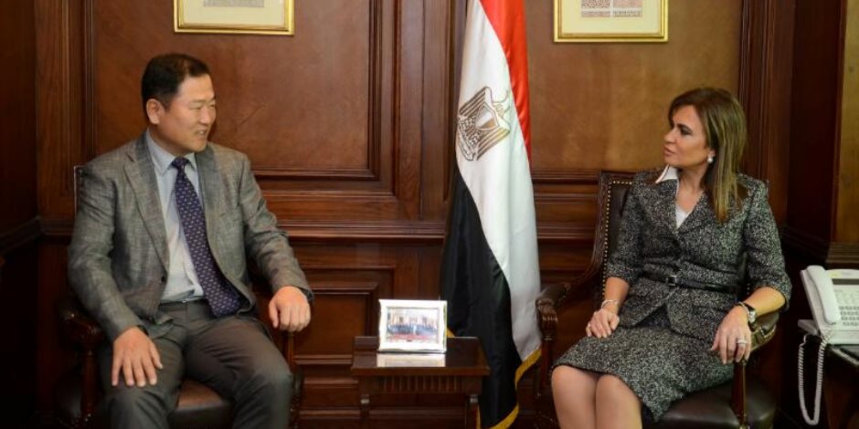 سحر نصر تبحث مع المدير التنفيذى لـ"إل جى " زيادة استثمارات الشركة فى مصر سحر نصر تبحث مع المدير التنفيذى لـ"إل جى " زيادة استثمارات الشركة فى مصر
