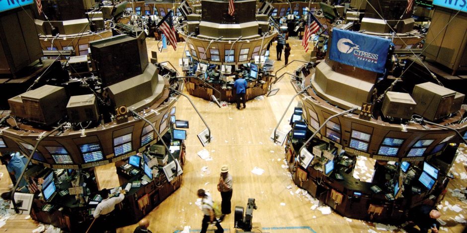 الأسهم الأمريكية تغلق منخفضة خلال تعاملات اليوم بعد إقالة «ستيف بانون»