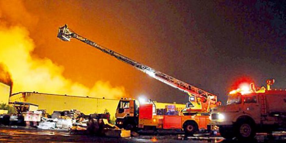 حريق بشركة منسوجات بمدينة العاشر من رمضان.. والإطفاء تدفع بـ12 سيارة