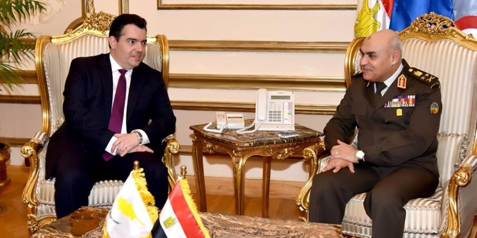 وزير الدفاع يبحث سبل التعاون العسكري مع نظيره القبرصي