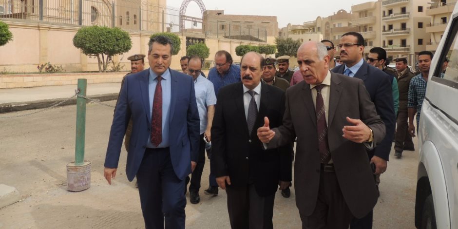 مساعد وزير الداخلية لمنطقة شمال الصعيد يراجع خطة تأمين كنائس المنيا (صور )