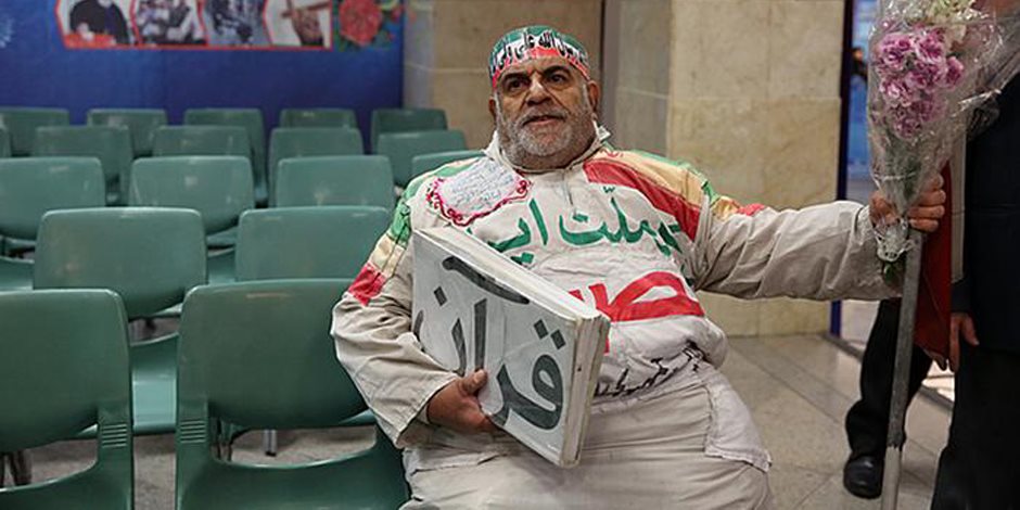 عامل بناء وشخص يرتدي كفنا ضمن 800 مرشح للانتخابات الإيرانية
