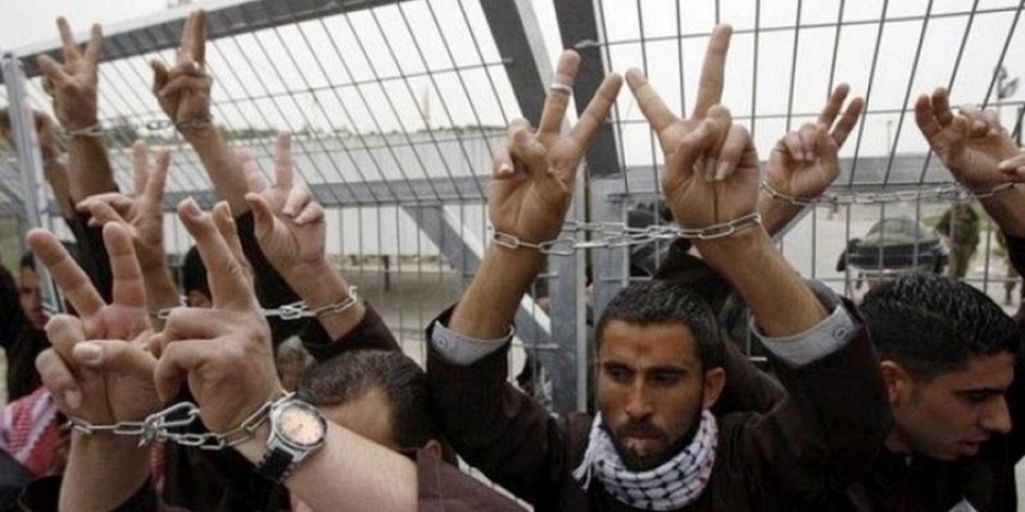 "شؤون الأسرى الفلسطينيين".. أطباء يشاركون في قمع المضربين في السجون الاسرائيلية ومساومتهم