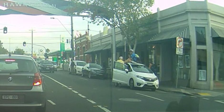 قائد دراجة يقفز فوق سقف سيارة ليجلس عليها بعد تعرضه لحادث مروع (فيديو)