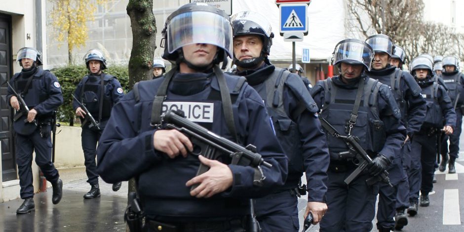 شاهد.. لحظة القبض على 20 خروفا في فرنسا: الشرطة أحاطت المنزل بأعداد كبيرة (فيديو)