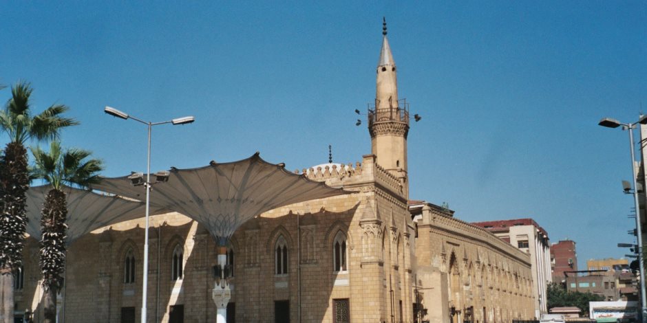 مشايخ الطرق الصوفية تواصل توافدها على مسجد الإمام الحسين