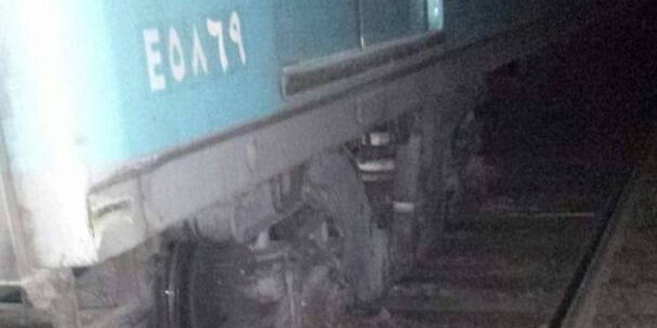 سقوط أحد عربات مترو طرة بين القضبان (صور) 