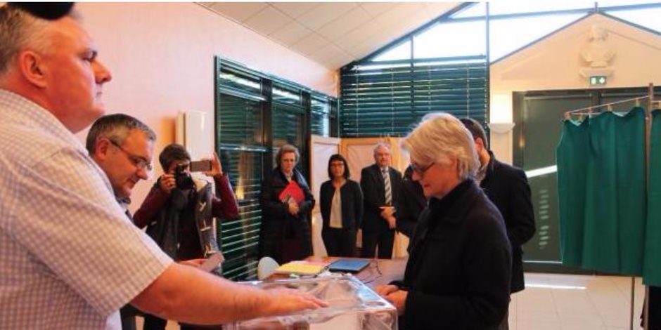 الانتخابات الفرنسية.. زوجة المرشح فرنسوا فيون في مكتب الاقتراع (فيديو)