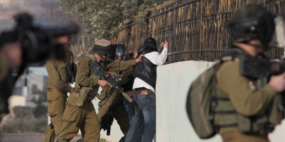 الاحتلال الإسرائيلي يعتقل 14 فلسطينيا من الضفة الغربية