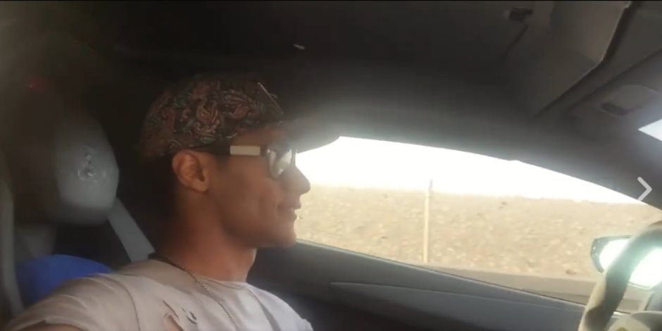 محمد رمضان يصور نفسه سيلفي أثناء قيادته لسيارة لامبرجيني (فيديو)