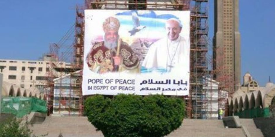 قبل زيارة بابا الفاتيكان.. لافتات الترحيب تغزو شوارع مصر (صور) 