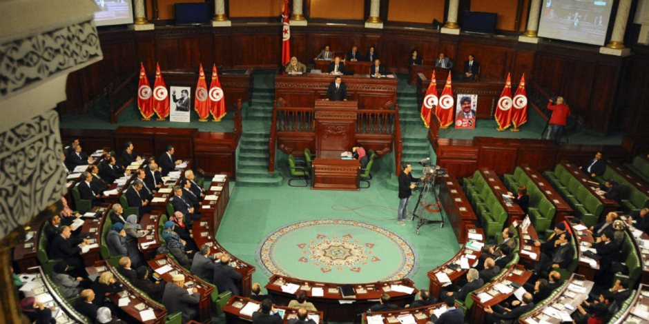 القوى السياسية البرلمانية التونسية تتظاهر ضد الحركات الإخوانية وراشد الغنوشي 