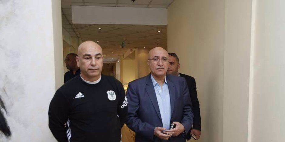 رئيس النادي المصري يطلق حمامة السلام في استاد بورسعيد