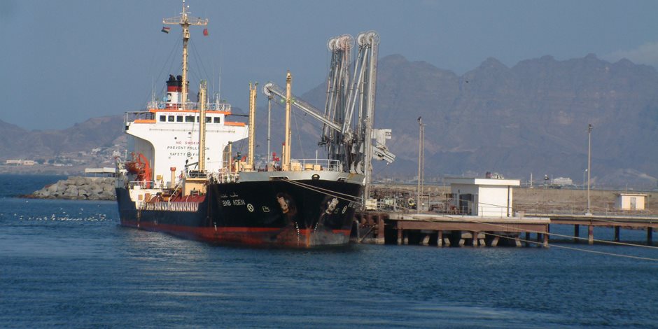 الحكومة اليمنية تطالب بإرسال المساعدات عبر ميناء عدن