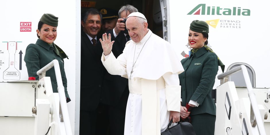 عاجل.. بابا الفاتيكان يصل إلى مصر 