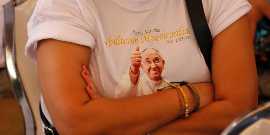 بالصلوات.. أقباط أرض السلام يستقبلون بابا الفاتيكان (صور)