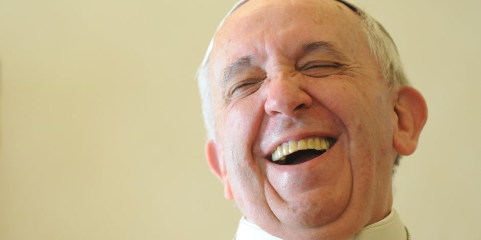 الوجه الآخر لبابا الفاتيكان يظهر في بيرو.. الراهبات لم يقطعن الضحك بسبب "إيفهات" فرنسيس