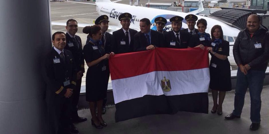 أول صور لطائرة مصر للطيران «بوينج» الجديدة قبل إقلاعها من مطار المصنع
