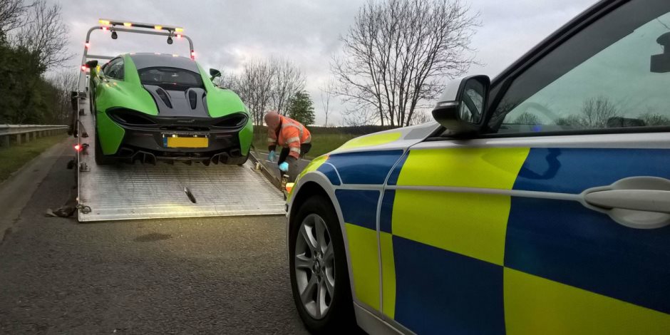 أزمة في شوارع بريطانيا بسبب 3 سيارات خارقة.. والشرطة تصادرها