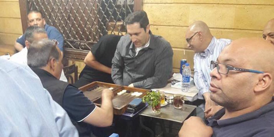علاء مبارك يظهر مجددا بأحد مقاهي إمبابة دون أخيه جمال (فيديو و صور)