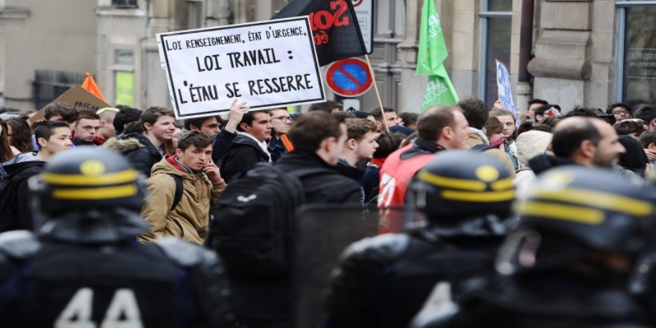 يوم العمال العالمي.. تفريق احتجاجات عارمة في فرنسا (فيديو)