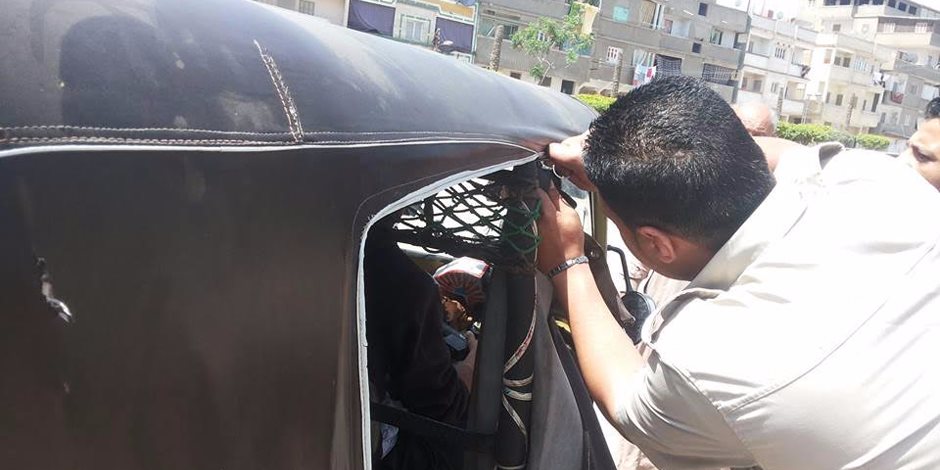 «التوك توك» وسيلة مواصلات في قفص الاتهام بدمياط.. الأهالي: يستخدمونه في السرقة والخطف ويقوده الصبية وحاملي الأسلحة.. والمحافظ يكلف بسرعة تقنين أوضاع «التوك توك» وسيلة مواصلات في قفص الاتهام بدمياط.. الأهالي: يستخدمونه في السرقة والخطف ويقوده الصبية وحاملي الأسلحة.. والمحافظ يكلف بسرعة تقنين أوضاع