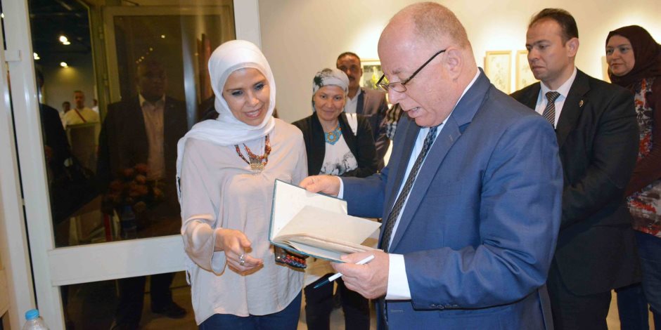 وزير الثقافة يزور معرض نجاة فاروق في الهناجر (صور)