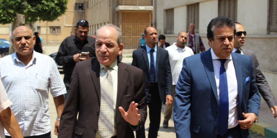 وزير التعليم العالي يتفقد مكتب التنسيق الرئيسي بجامعة القاهرة