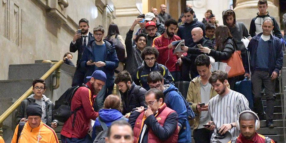 جماهير الذئاب تحيط بـ محمد صلاح.. وروما يرد (صور)