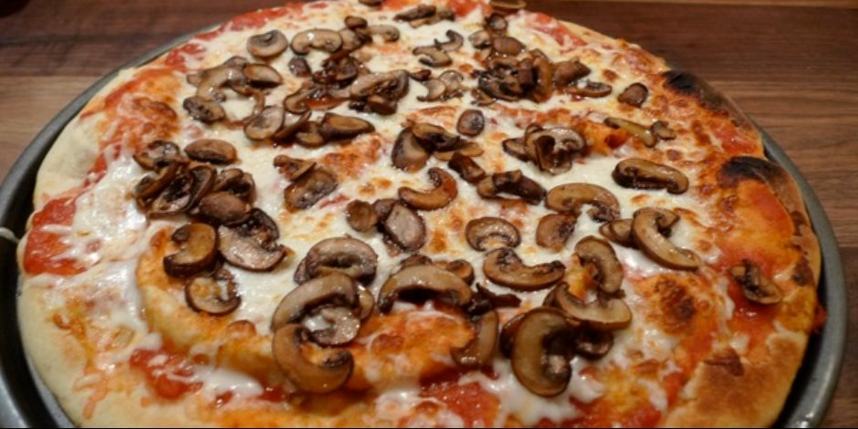 حيل بسيطة لتناول البيتزا بدون زيادة الوزن.. بلاش الأطراف ولا تأكليها من العلبة