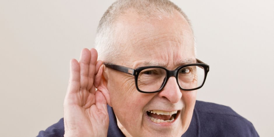 هل يؤدي ضعف السمع إلى زيادة خطر الإصابة بالخرف؟.. إليك الإجابة