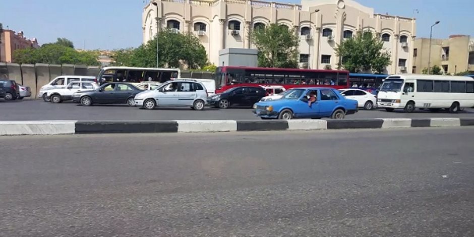 كثافات مرورية أمام مستشفى الشرطة بمدينة نصر بسبب انقلاب سيارة 