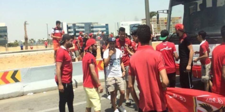 جماهير الأهلى تتوجه إلى برج العرب بأعلام الفريق قبل موقعة زاناكو الزامبى